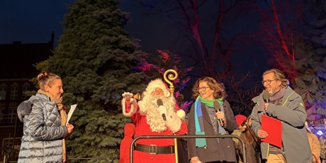 Powiększ grafikę: urodzinowe-rozswietlenie-choinki-w-czternastce-664566.jpg