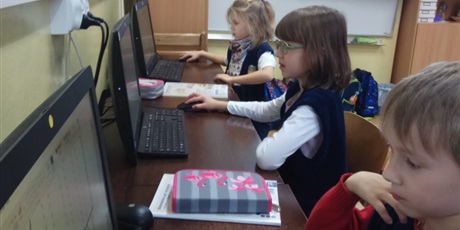 Uczniowie klasy 1 b na zajęciach komputerowych